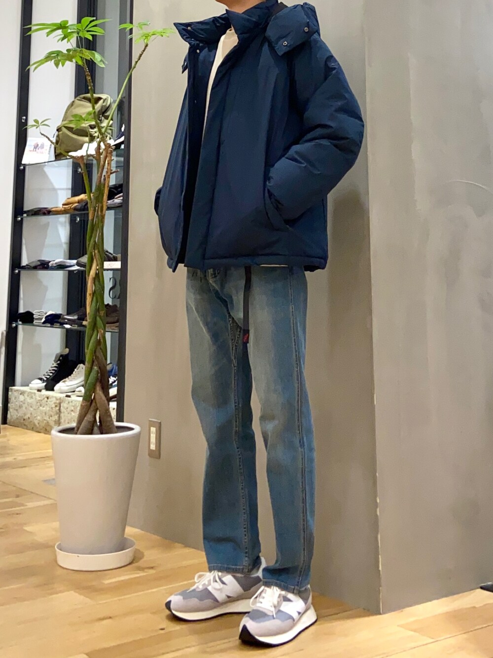 ブルー系のダウンジャケット/コート、ベージュ系のTシャツ/カットソー、ブルー系のその他パンツを着用したメンズの冬コーディネートの4枚目の写真