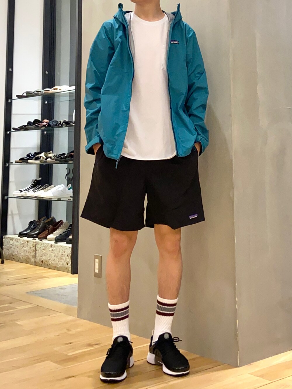 その他のその他、その他のその他、ホワイト系のソックス/靴下を着用したメンズの春コーディネートの2枚目の写真