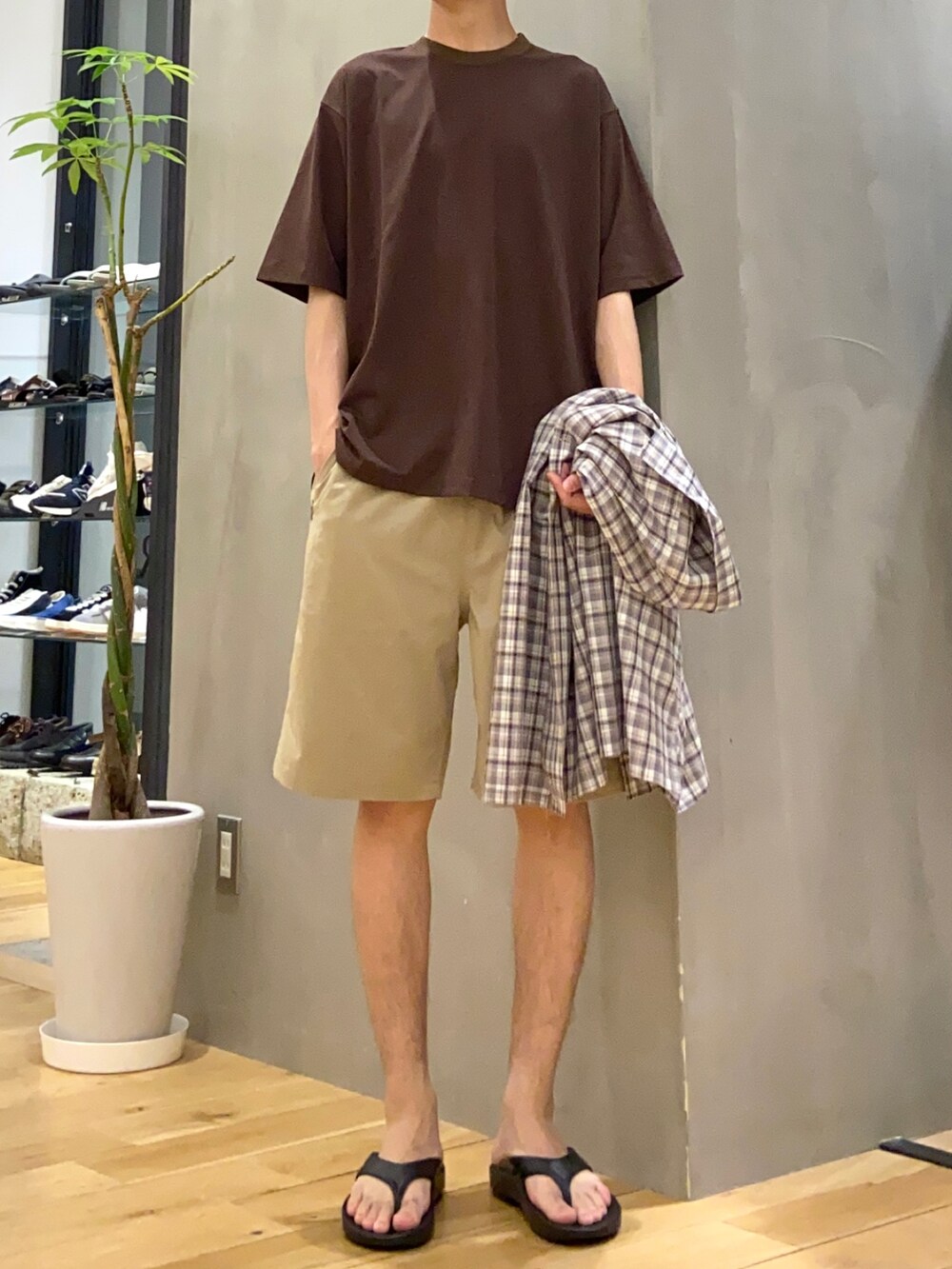 グレー系のシャツ/ブラウス、ブラウン系のTシャツ/カットソー、ベージュ系のその他パンツを着用したメンズの春コーディネートの2枚目の写真