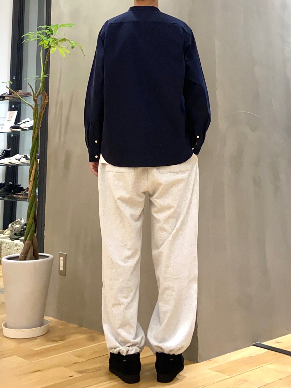 ブルー系のシャツ/ブラウス、ホワイト系のTシャツ/カットソー、グレー系のスウェットパンツを着用したメンズの秋コーディネートの3枚目の写真