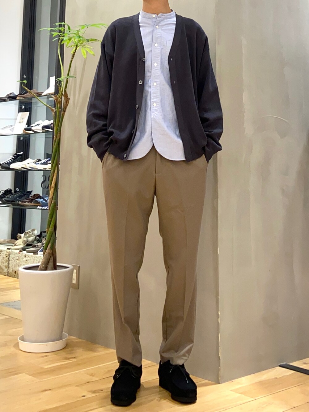 グレー系のカーディガン/ボレロ、ブルー系のシャツ/ブラウス、ブラウン系のその他パンツを着用したメンズの秋コーディネートの3枚目の写真