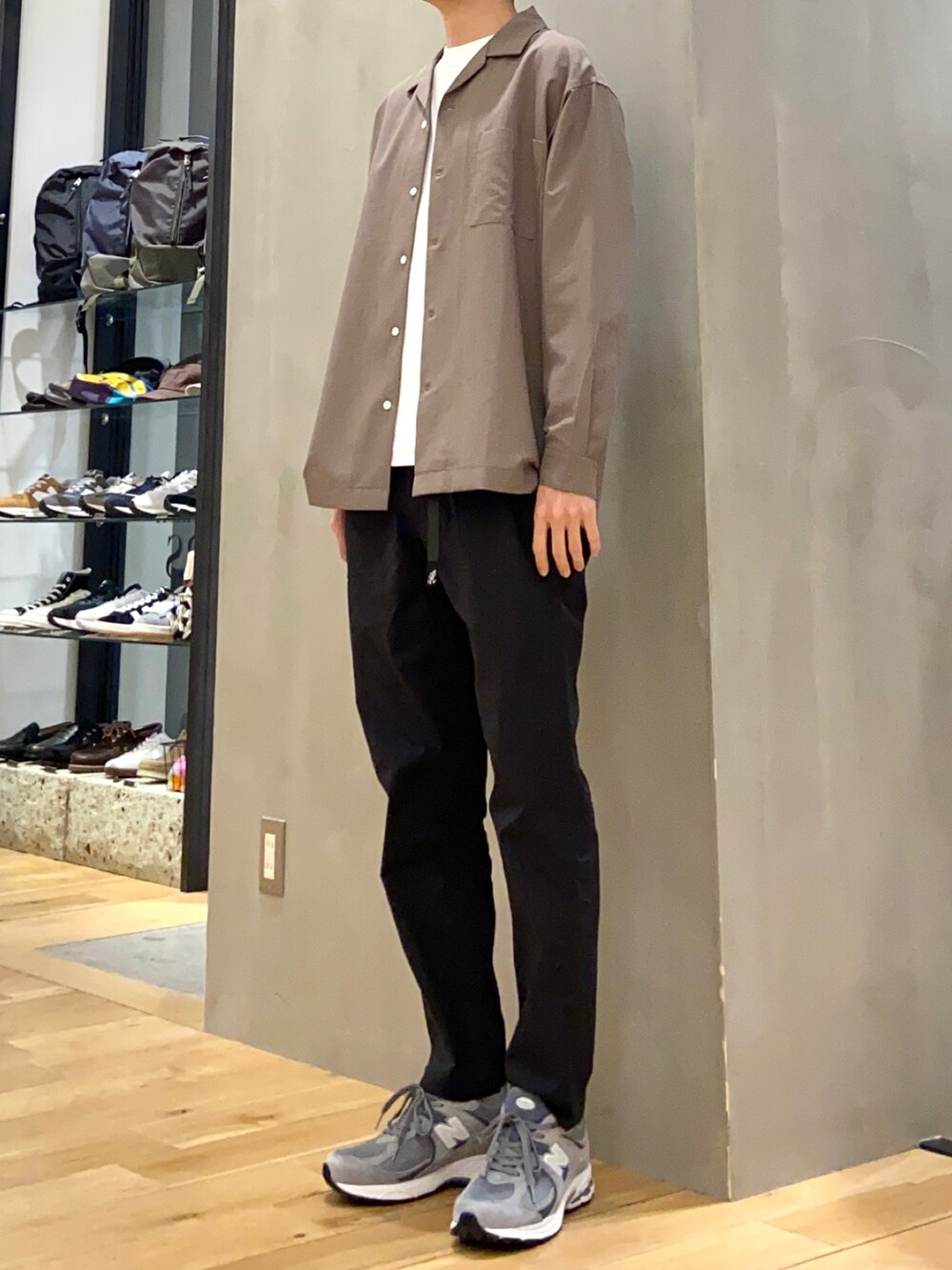 ブラウン系のシャツ/ブラウス、ホワイト系のTシャツ/カットソー、ブラック系のその他パンツを着用したメンズの春コーディネートの3枚目の写真