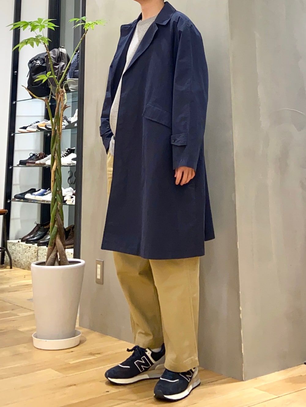ブルー系のステンカラーコート、グレー系のスウェット、ベージュ系のその他パンツを着用したメンズの春コーディネートの3枚目の写真