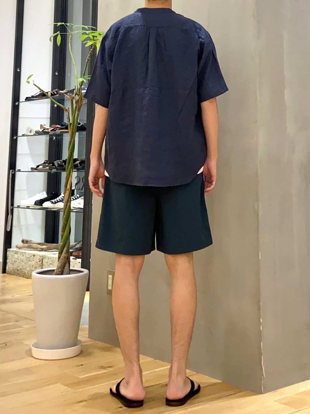 ブルー系のシャツ/ブラウス、ホワイト系のTシャツ/カットソー、ブラック系のサンダルを着用したメンズの夏コーディネートの4枚目の写真