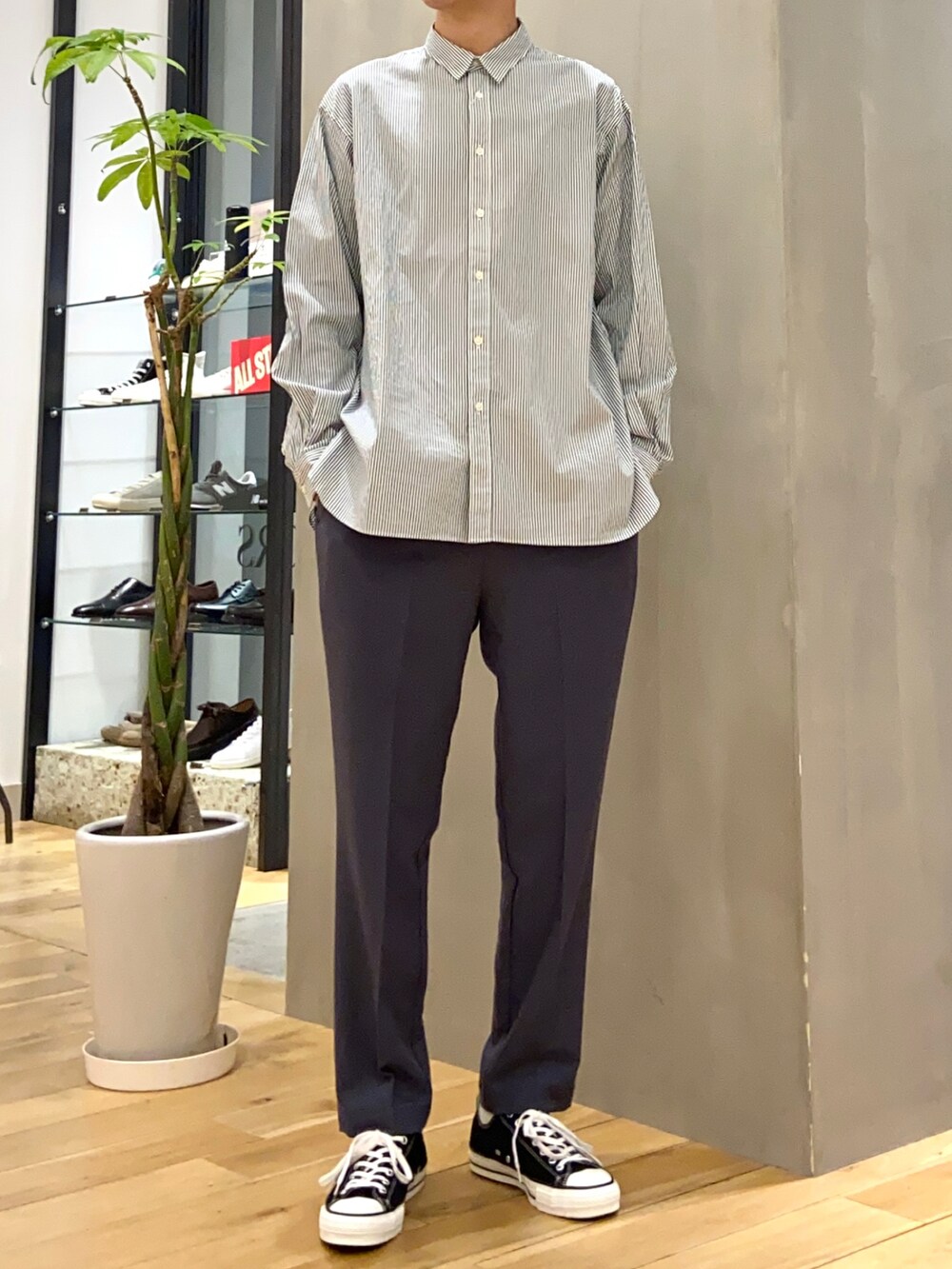 グレー系のステンカラーコート、グリーン系のシャツ/ブラウス、ブルー系のその他パンツを着用したメンズの冬コーディネートの2枚目の写真