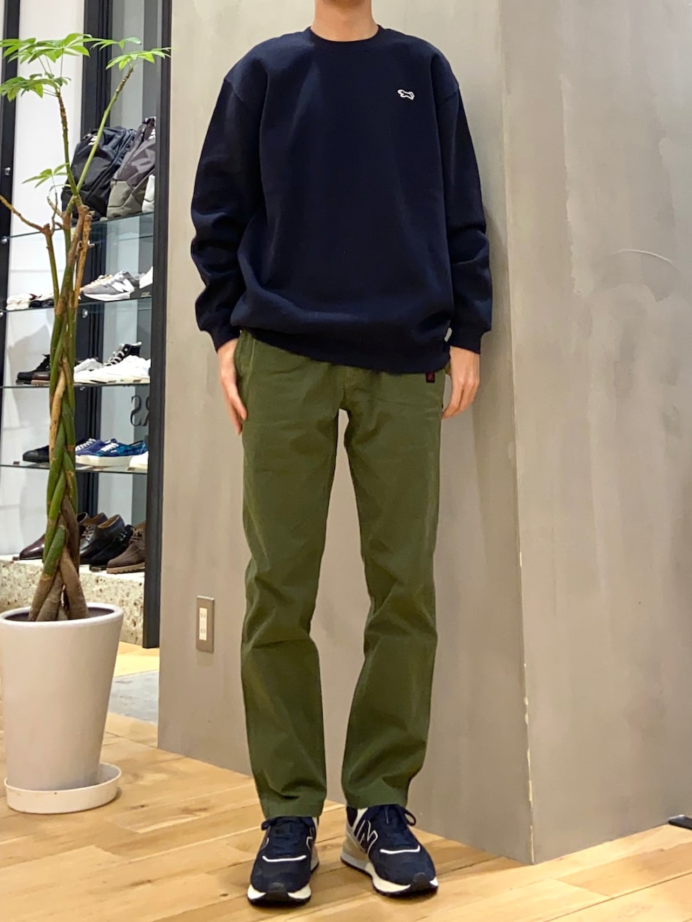 ベージュ系のナイロンジャケット、ブルー系のスウェットを着用したメンズの冬コーディネートの2枚目の写真