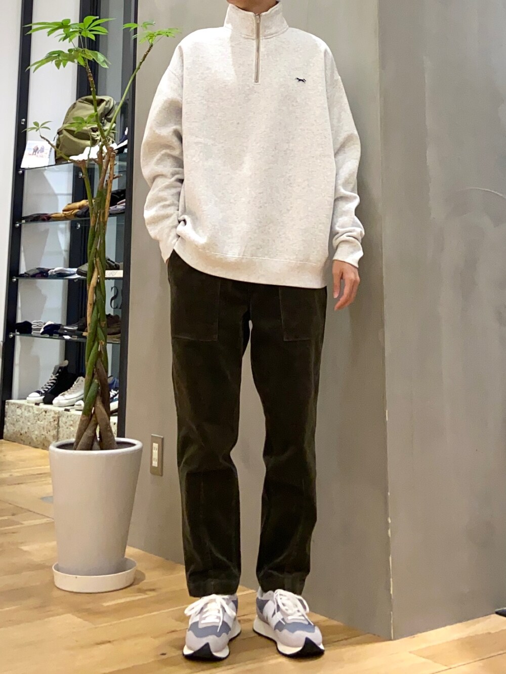イエロー系のダウンジャケット/コート、グレー系のスウェット、グリーン系のその他パンツを着用したメンズの冬コーディネートの2枚目の写真