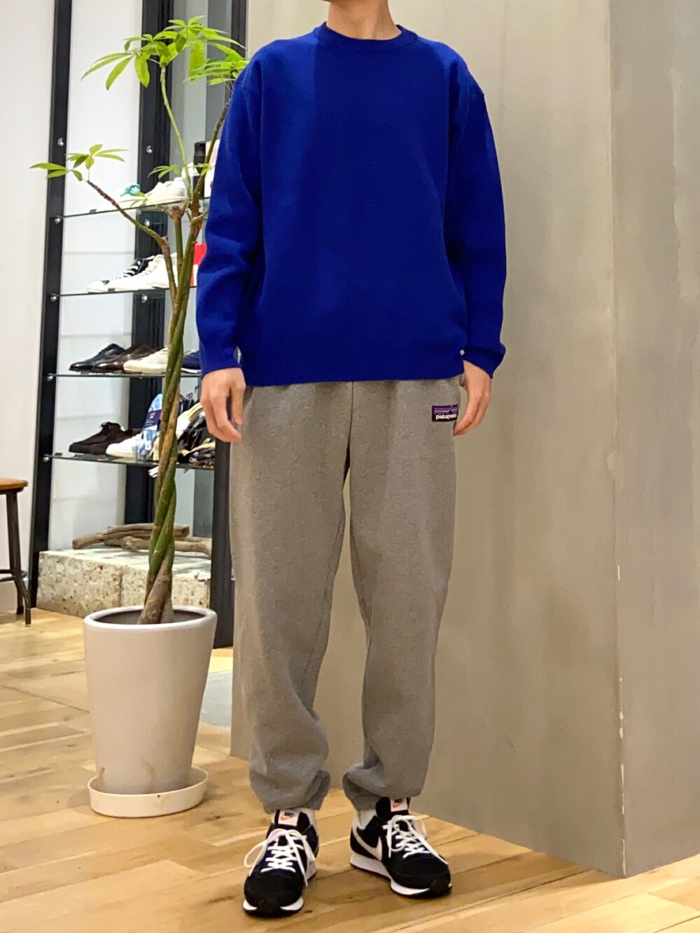 ブルー系のニット/セーター、その他のその他、ホワイト系のその他を着用したメンズの冬コーディネートの2枚目の写真