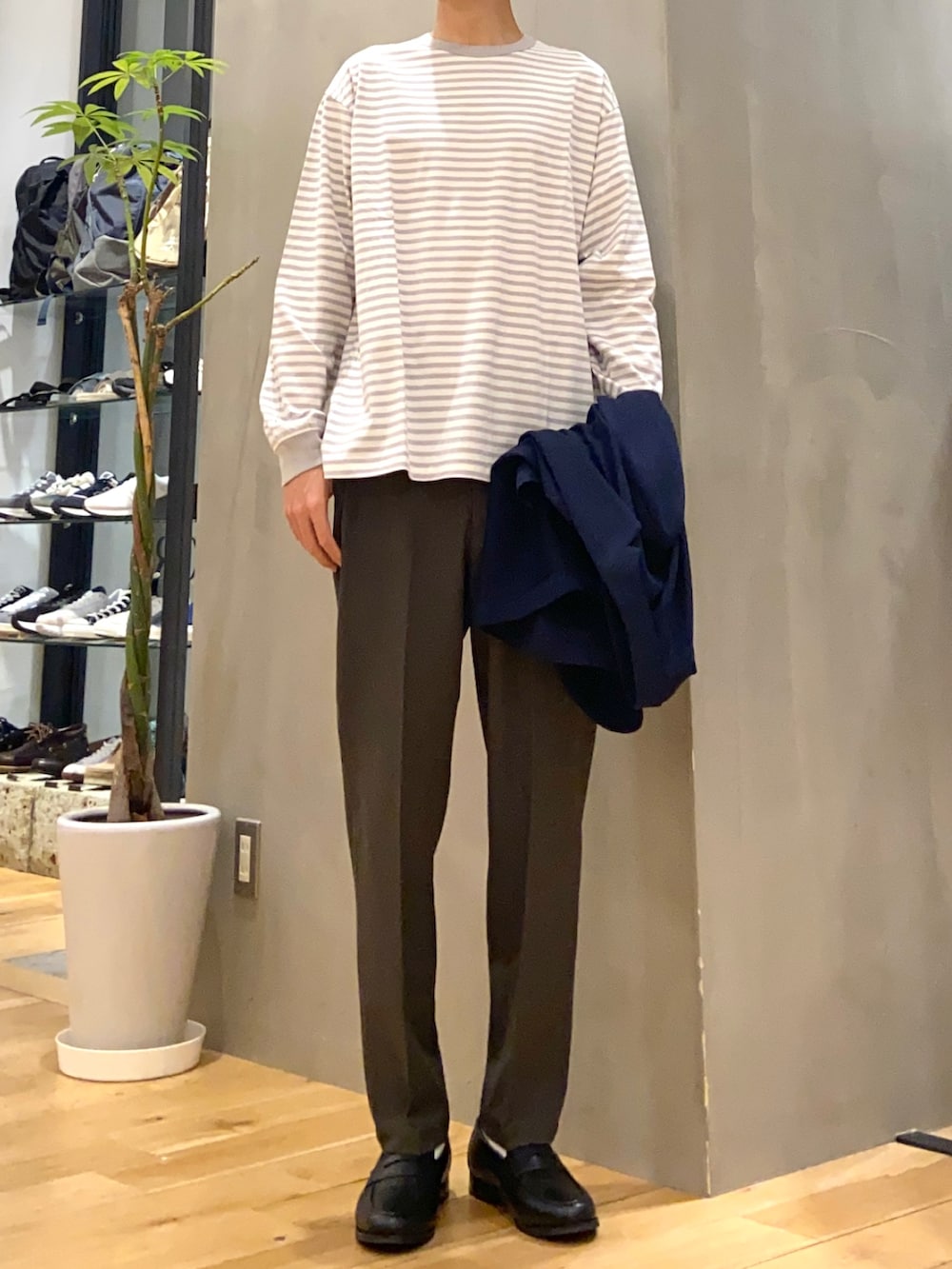 ブルー系のその他アウター、グレー系のTシャツ/カットソー、グリーン系のスーツパンツを着用したメンズの春コーディネートの2枚目の写真