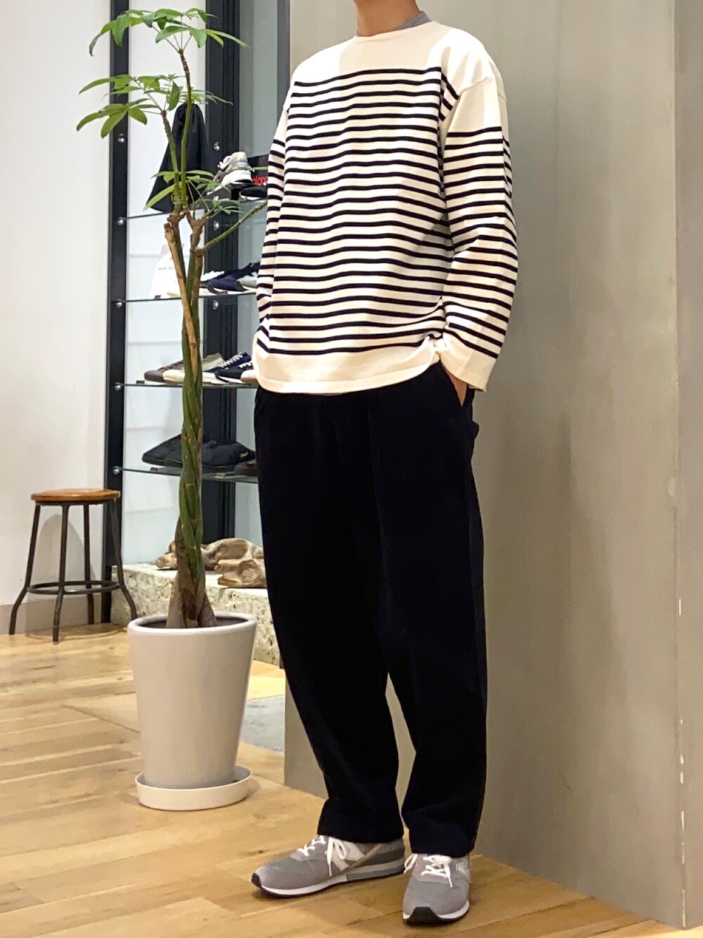 ホワイト系のニット/セーター、ブルー系のシャツ/ブラウス、ブルー系のその他パンツを着用したメンズの秋コーディネートの2枚目の写真