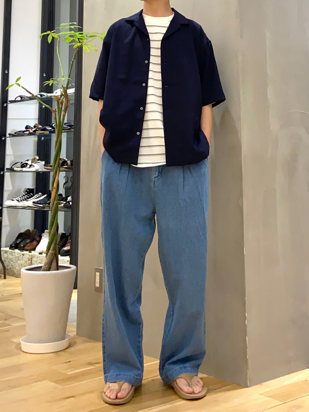 グリーン系のTシャツ/カットソー、ブルー系のシャツ/ブラウス、ブルー系のデニムパンツを着用したメンズの夏コーディネートの2枚目の写真