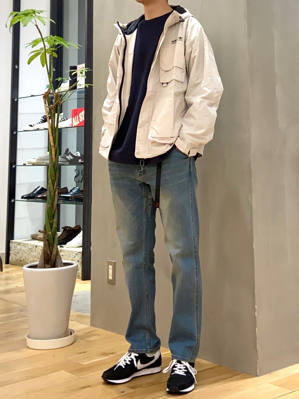 ベージュ系のマウンテンパーカー、グレー系のスウェット、ブルー系のその他パンツを着用したメンズの冬コーディネートの4枚目の写真