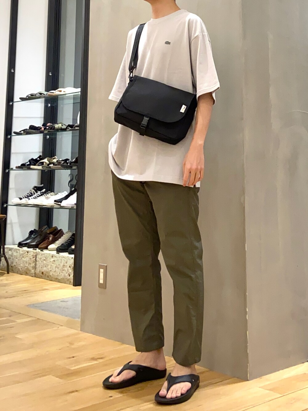 グレー系のTシャツ/カットソー、ブラック系のショルダーバッグ、グリーン系のその他パンツを着用したメンズの春コーディネートの2枚目の写真