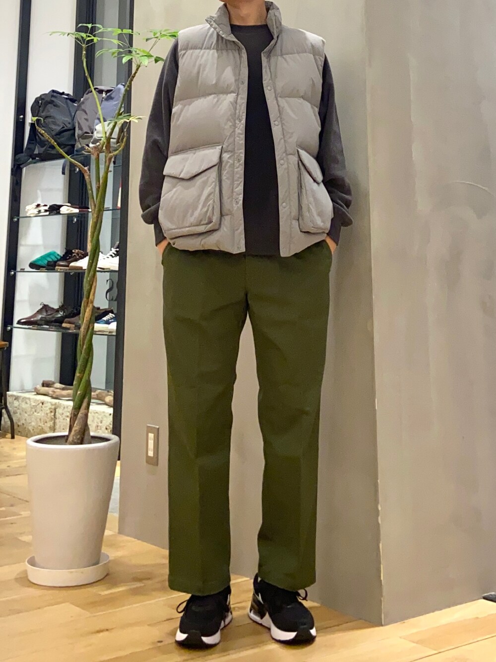 グレー系のダウンベスト、グレー系のTシャツ/カットソー、グリーン系のその他パンツを着用したメンズの冬コーディネートの4枚目の写真