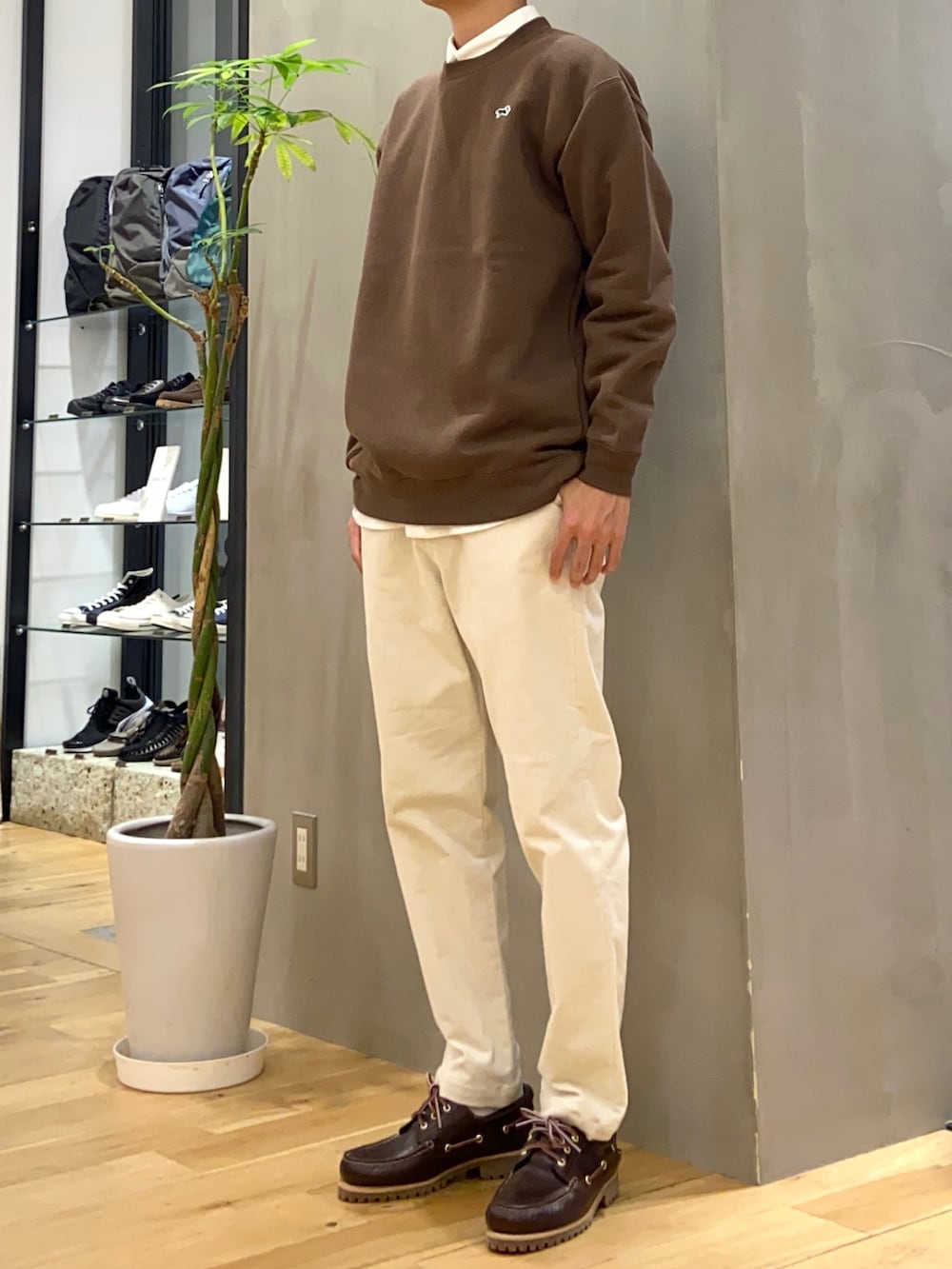 ブラウン系のスウェット、ホワイト系のシャツ/ブラウス、ホワイト系のその他パンツを着用したメンズの秋コーディネートの2枚目の写真