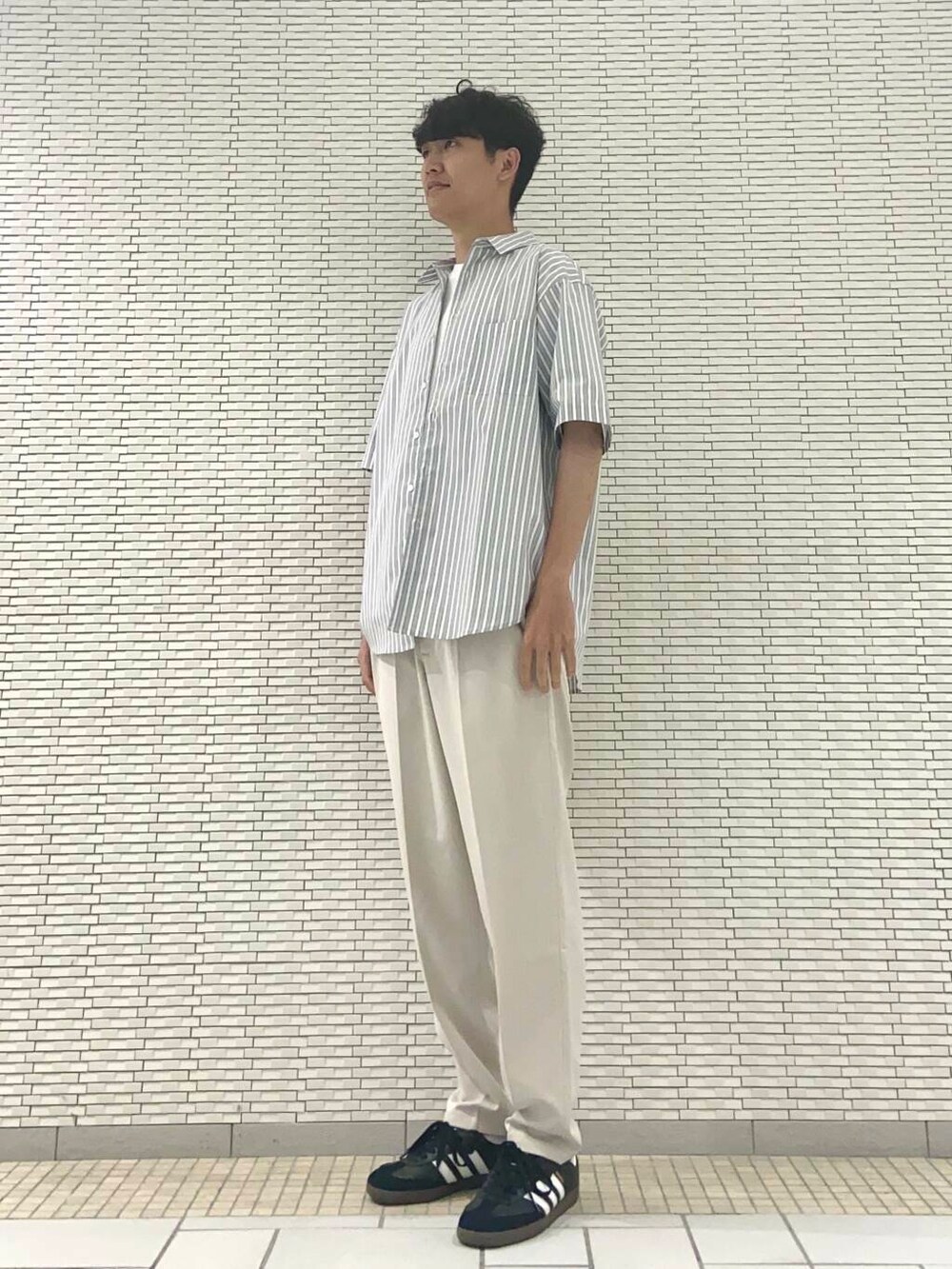 ホワイト系のTシャツ/カットソー、ブルー系のシャツ/ブラウス、ベージュ系のその他パンツを着用したメンズの夏コーディネートの2枚目の写真