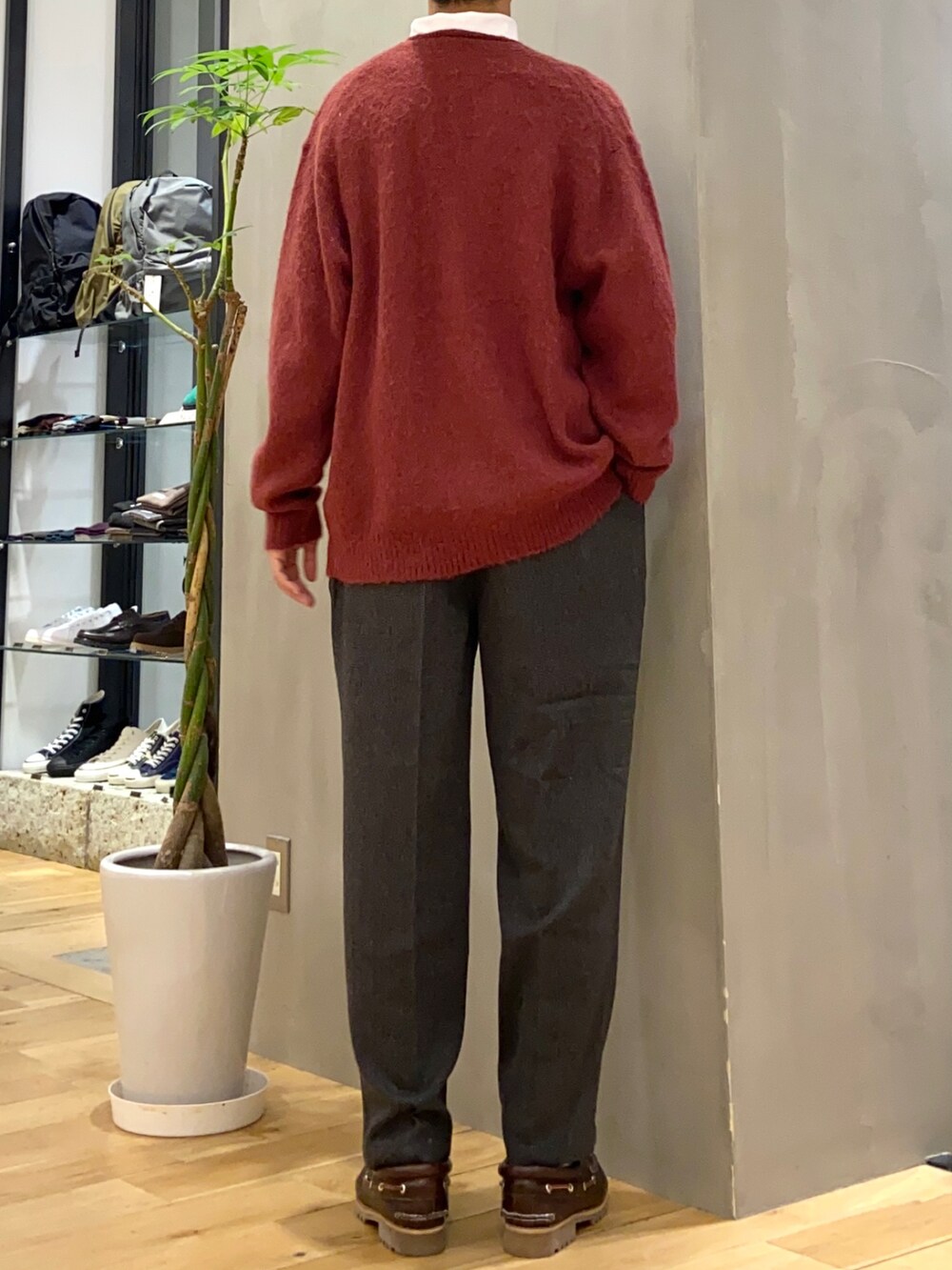 オレンジ系のカーディガン/ボレロ、ホワイト系のTシャツ/カットソー、ブラウン系のスニーカーを着用したメンズの秋コーディネートの4枚目の写真