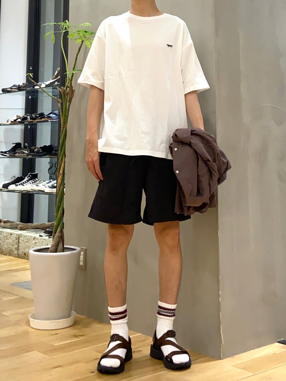 ブラウン系のシャツ/ブラウス、ホワイト系のTシャツ/カットソー、ブラウン系のサンダルを着用したメンズの夏コーディネートの2枚目の写真