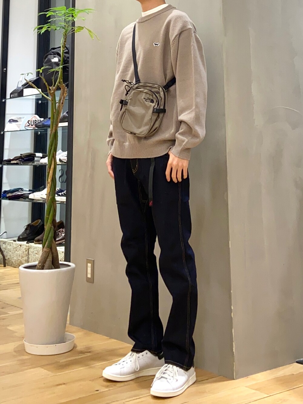 ホワイト系のTシャツ/カットソー、ブラウン系のニット/セーター、ブルー系のその他パンツを着用したメンズの冬コーディネートの2枚目の写真