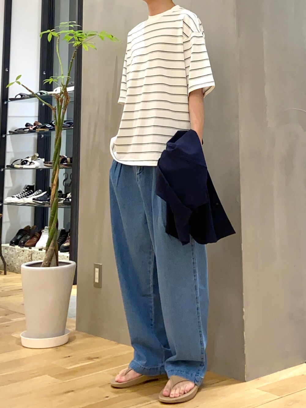 グリーン系のTシャツ/カットソー、ブルー系のシャツ/ブラウス、ブルー系のデニムパンツを着用したメンズの夏コーディネートの3枚目の写真