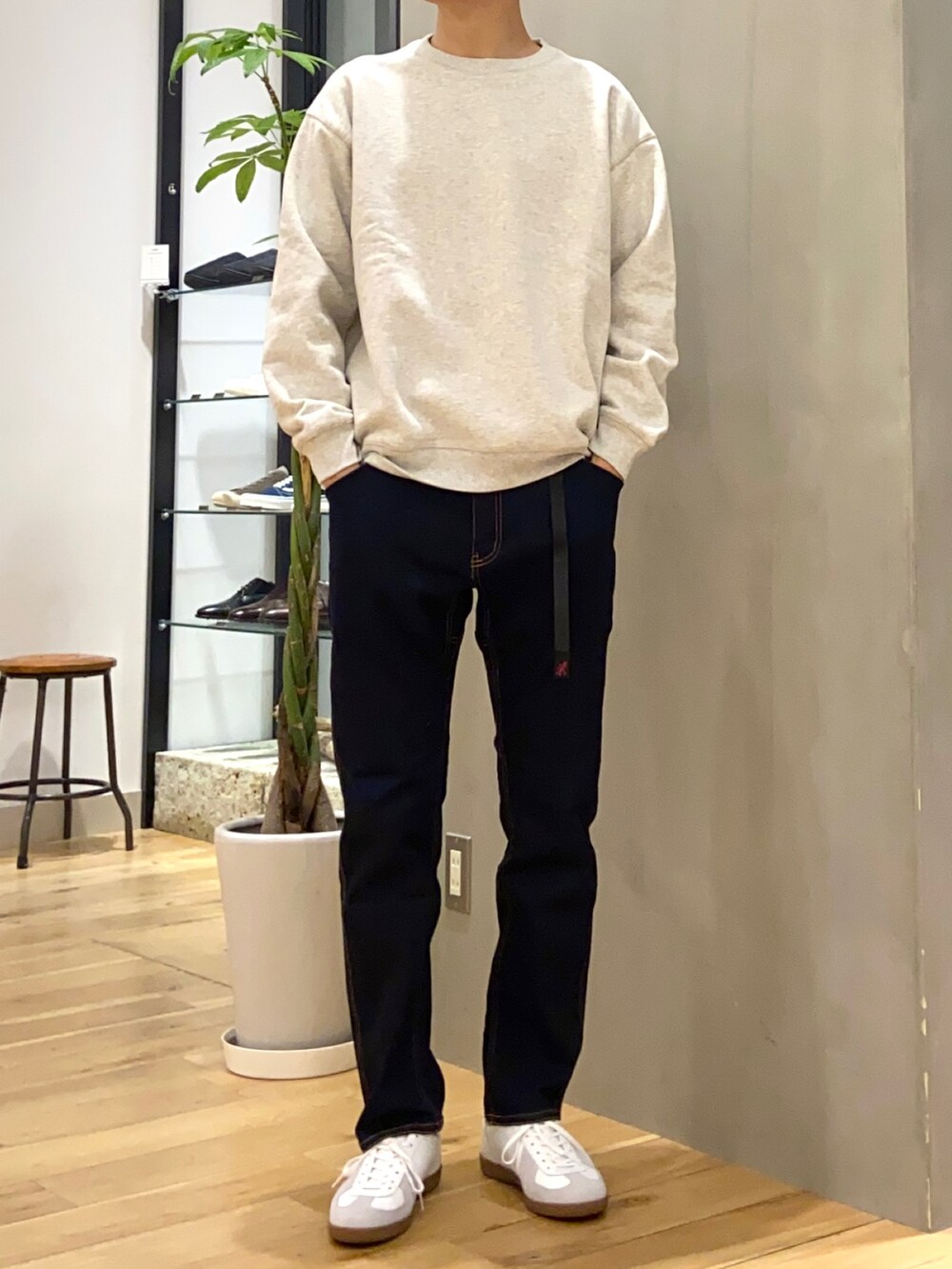 オレンジ系のダウンジャケット/コート、ホワイト系のスウェット、ブルー系のその他パンツを着用したメンズの冬コーディネートの2枚目の写真
