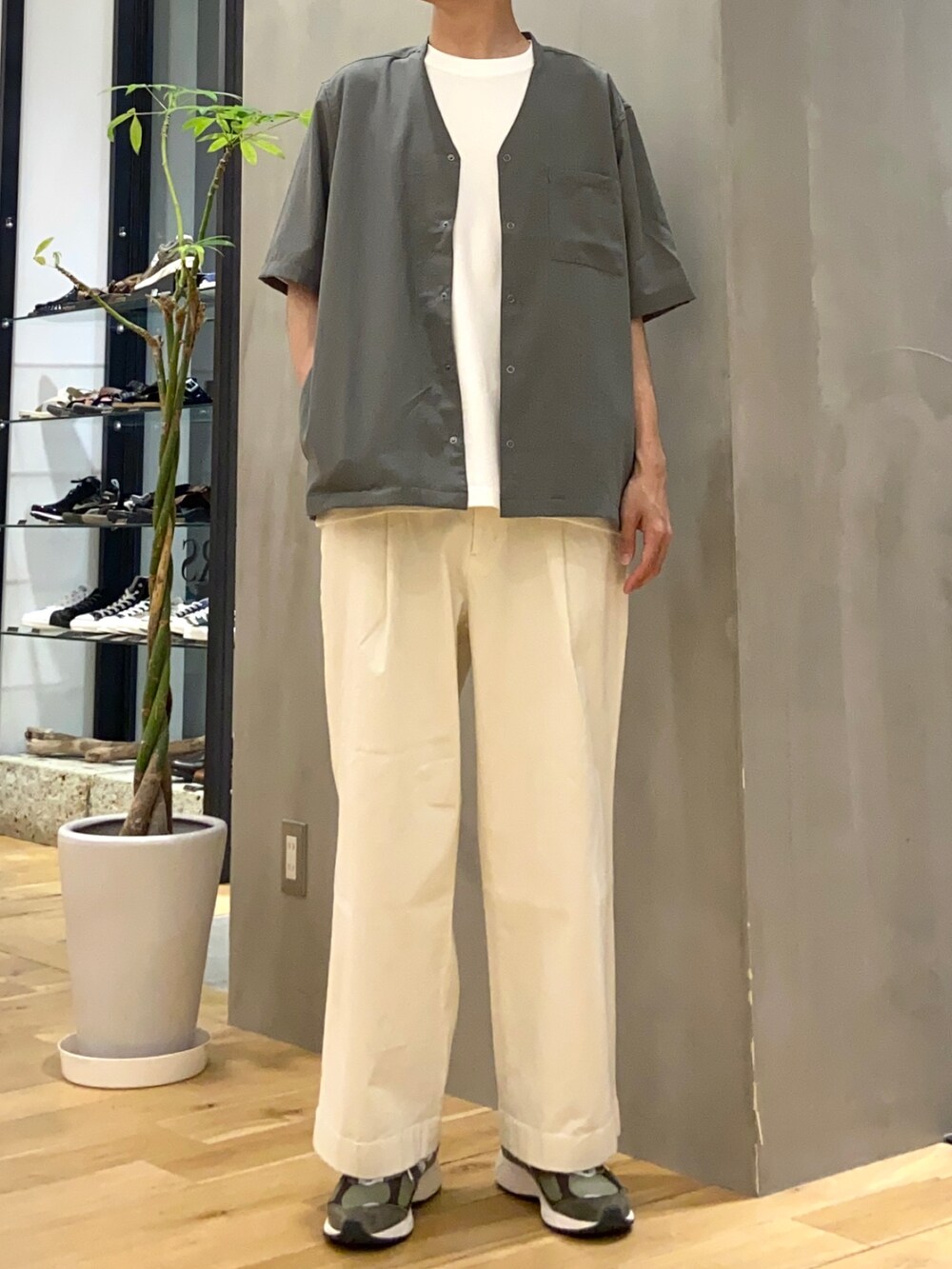 グリーン系のシャツ/ブラウス、ホワイト系のTシャツ/カットソー、ホワイト系のチノパンツを着用したメンズの夏コーディネートの3枚目の写真