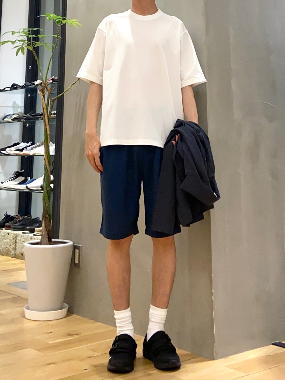 グレー系のシャツ/ブラウス、ホワイト系のTシャツ/カットソー、ブルー系のその他パンツを着用したメンズの夏コーディネートの2枚目の写真