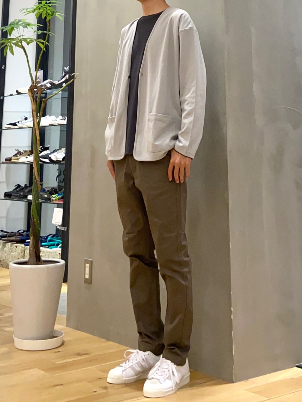 グレー系のカーディガン/ボレロ、グレー系のTシャツ/カットソー、ブラウン系のその他パンツを着用したメンズの夏コーディネートの3枚目の写真