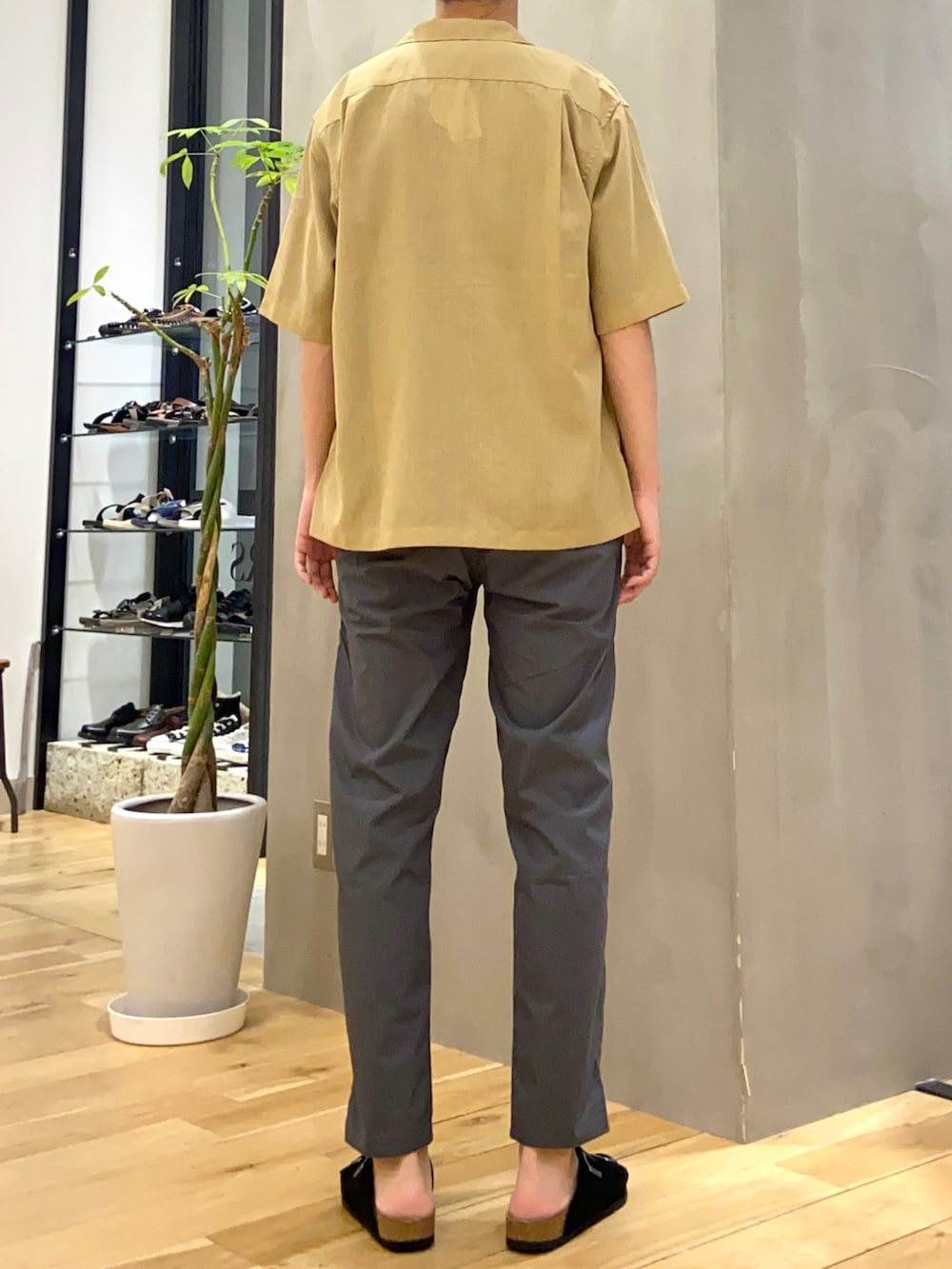 イエロー系のシャツ/ブラウス、ブラック系のTシャツ/カットソー、グレー系のその他パンツを着用したメンズの夏コーディネートの4枚目の写真