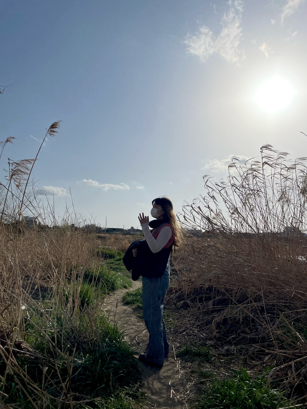 パープル系のスニーカー、ホワイト系のその他トップスを着用したレディースの夏コーディネートの2枚目の写真