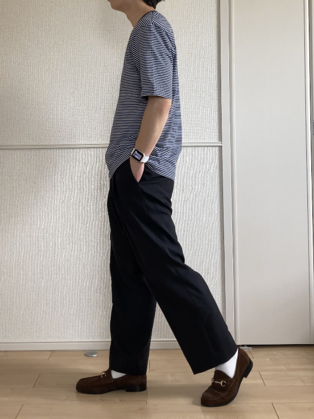 「夏、Tシャツ、スラックス、ローファー、きれいめカジュアル、ボーダー、UNIQLO、UNITED TOKYO、BEAUTY&YOUTH UNITED ARROWS、ショルダーバッグ、ブラック、ブルー、ブラウン、FUDGE」｜「UNIQLOのアイテム（Tシャツ/カットソー、ブルー系）」を使った、いっせいさん（メンズ・170cm）の夏コーディネートの2枚目の写真