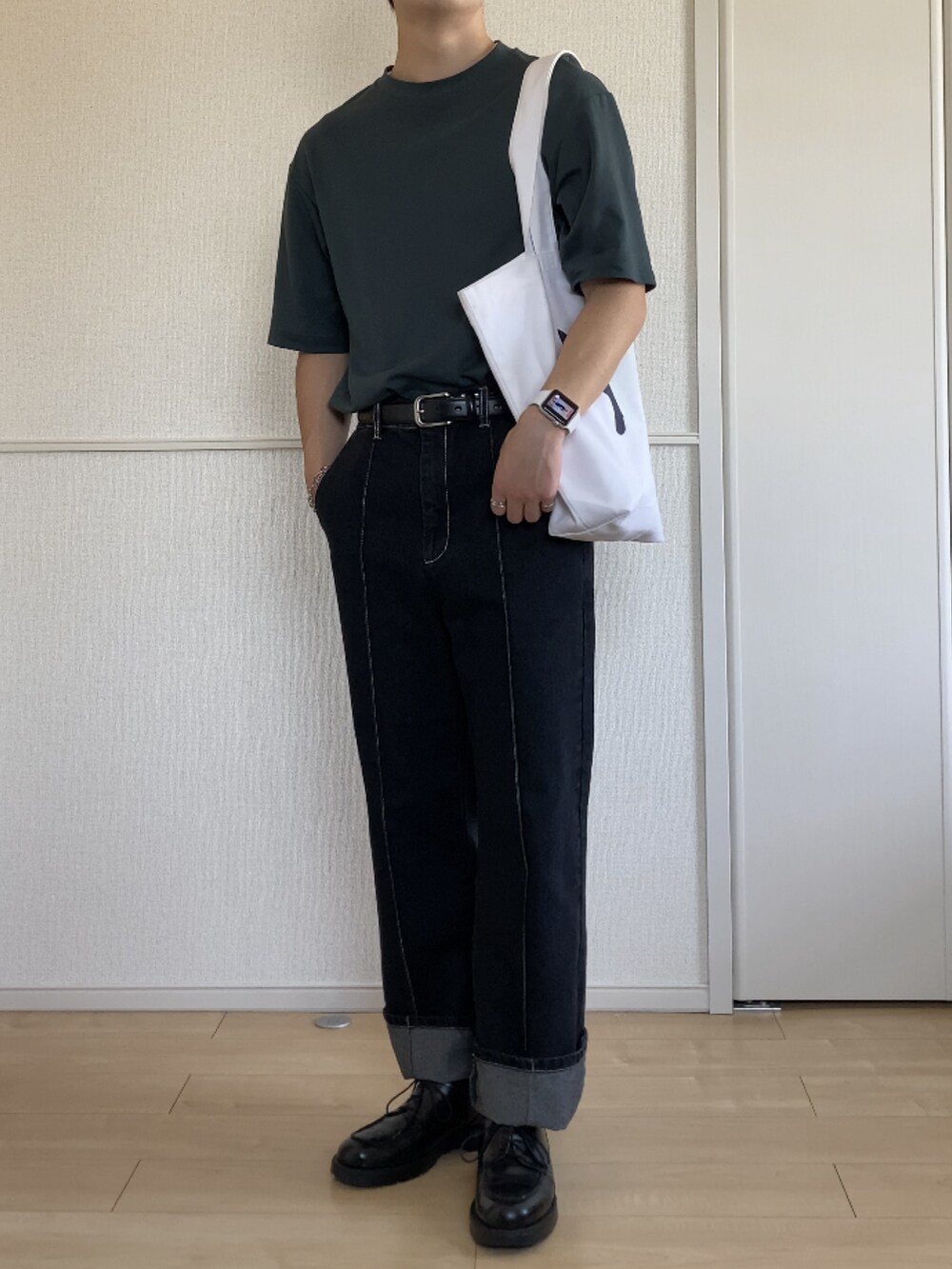 「夏コーデ、タックイン、Tシャツ、デニム、ブラックデニム、革靴、トートバッグ、UNIQLO、epnok、RAGEBLUE、MAISON KITSUNE、KLEMAN、ロールアップ、グリーン、FUDGEBOYのトラッドスタイル」｜「UNIQLOのアイテム（Tシャツ/カットソー、グリーン系）」を使った、いっせいさん（メンズ・170cm）の夏コーディネートの2枚目の写真