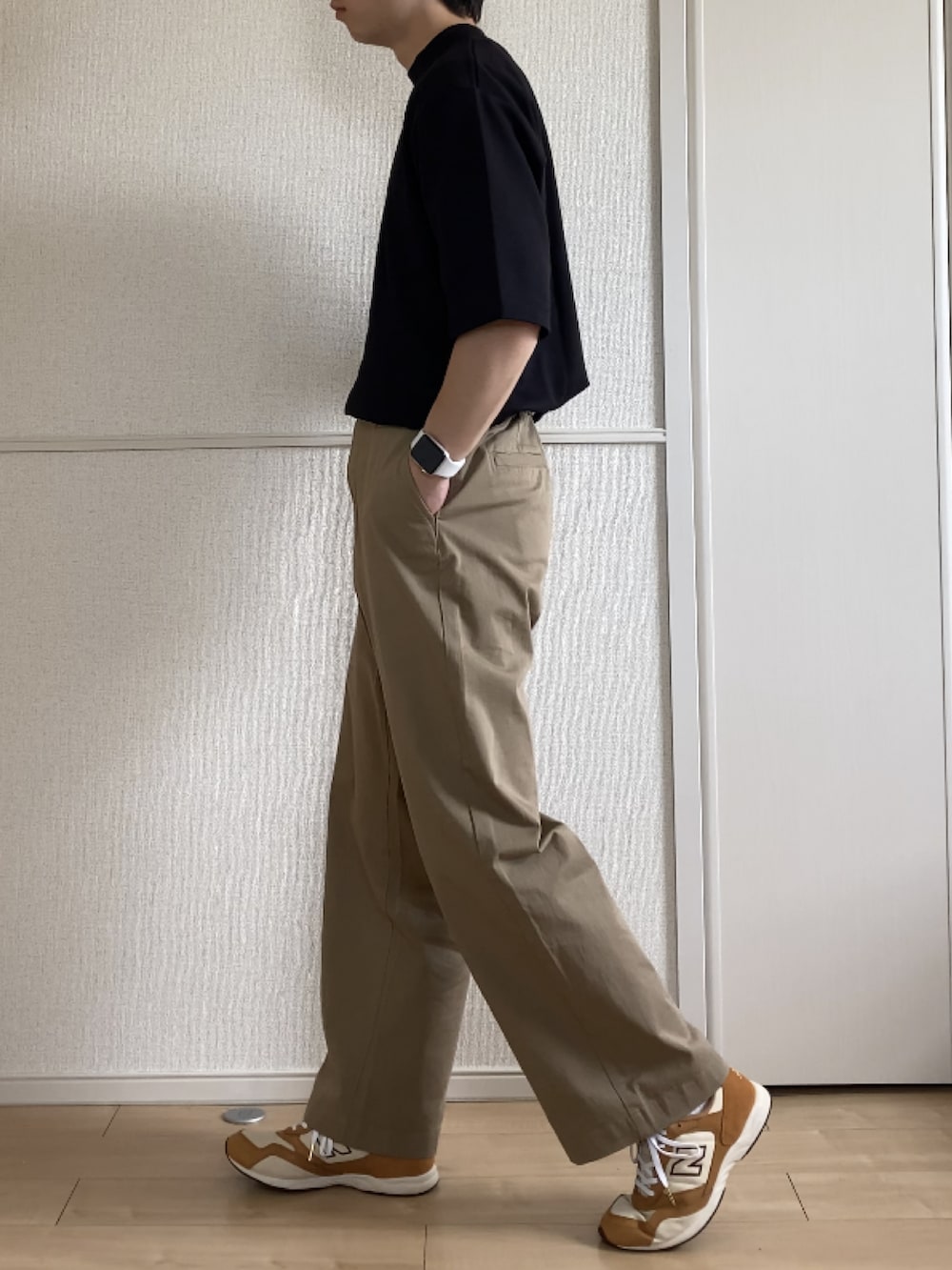 「夏、Tシャツ、チノパン、ワイドパンツ、モックネック、スニーカー、UNIQLO、無印良品、New Balance、タックイン、ブラック、ベージュ、ブラウン、FUDGE、カジュアル」｜「UNIQLOのアイテム（シャツ/ブラウス、ブラック系）」を使った、いっせいさん（メンズ・170cm）の夏コーディネートの2枚目の写真