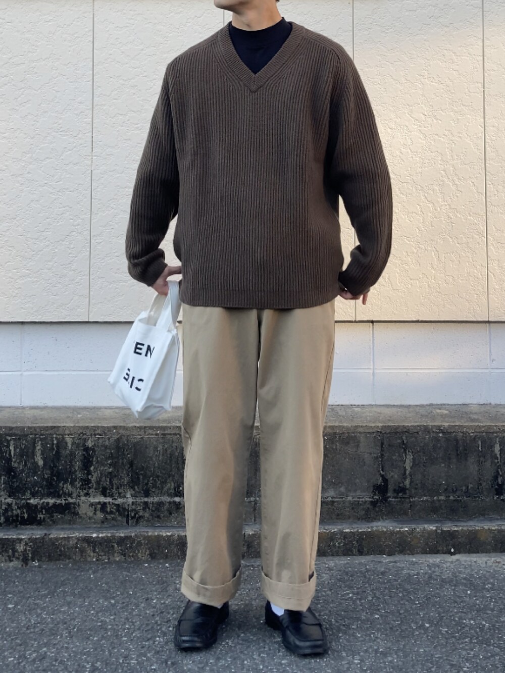 「秋コーデ、ニット、ハイネック、チノパン、ワイドパンツ、革靴、ローファー、プチプラコーデ、UNIQLO、無印良品、GU、トートバッグ、CITEN、クラシカル、FUDGE」｜「UNIQLOのアイテム（ニット/セーター、ブラウン系）」を使った、いっせいさん（メンズ・170cm）の秋コーディネートの2枚目の写真