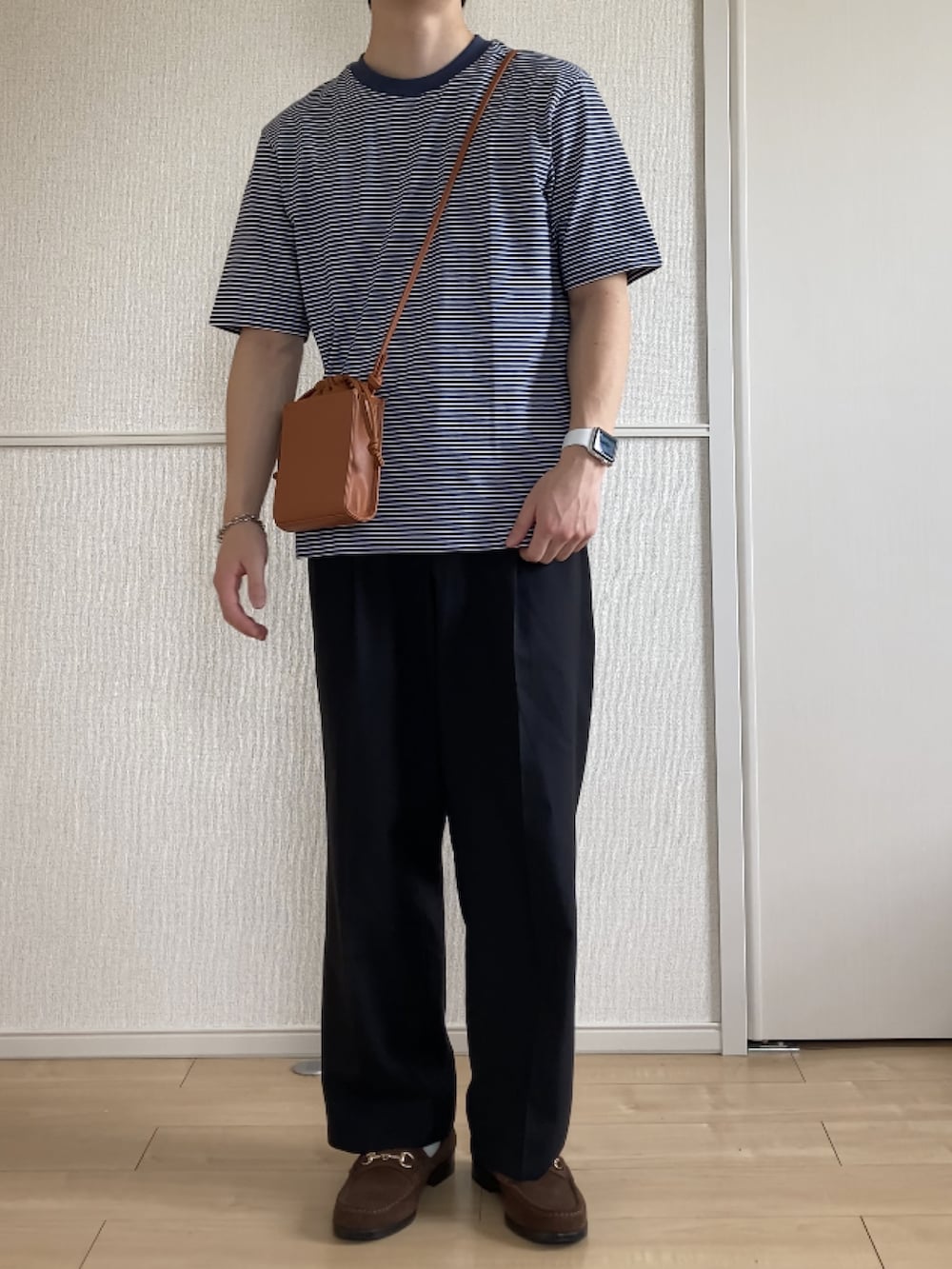 「夏、Tシャツ、スラックス、ローファー、きれいめカジュアル、ボーダー、UNIQLO、UNITED TOKYO、BEAUTY&YOUTH UNITED ARROWS、ショルダーバッグ、ブラック、ブルー、ブラウン、FUDGE」｜「UNIQLOのアイテム（Tシャツ/カットソー、ブルー系）」を使った、いっせいさん（メンズ・170cm）の夏コーディネートの3枚目の写真