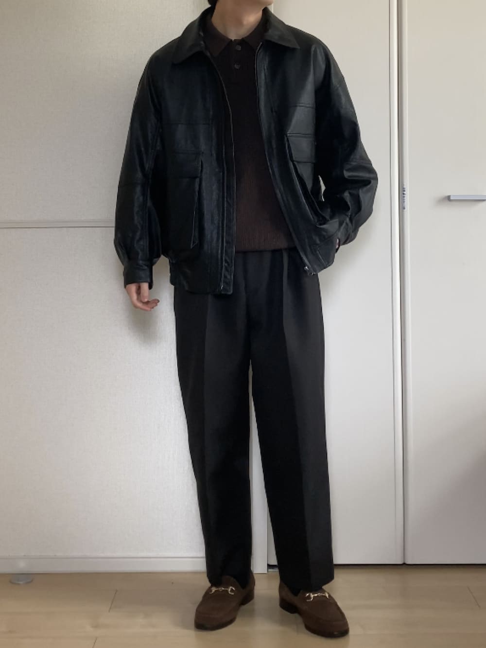 「秋冬コーデ、レザーブルゾン、ニットポロ、スラックス、ローファー、FREAK’Ｓ STORE、Steven Alan、BEAUTY&YOUTH UNITED ARROWS、きれいめカジュアル、クラシカル」｜「FREAK'S STOREのフェイクレザーブルゾン（ライダースジャケット、ブラック系）」を使った、いっせいさん（メンズ・169cm）の冬コーディネートの2枚目の写真