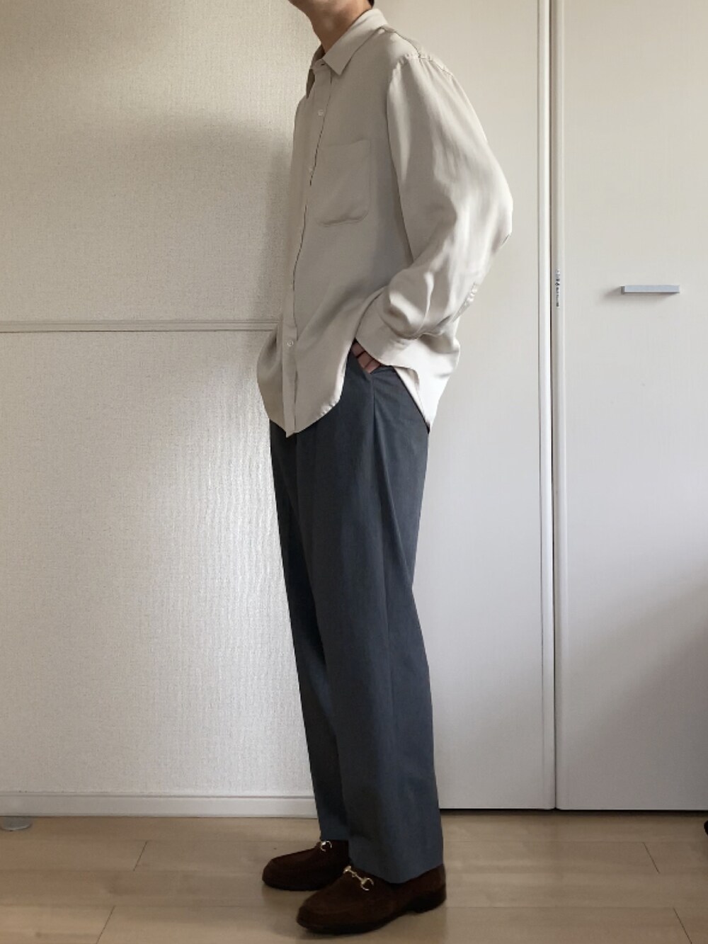 「シンプル、春コーデ、シャツ、白シャツ、スラックス、バギーパンツ、ローファー、Steven Alan、UNIQLO、GU、キレイめ」｜「Steven Alanの＜Steven Alan＞ CLLOS TWILL REGULAR COLLAR BOX SHIRT -LOOSE/シャツ（シャツ/ブラウス、ホワイト系）」を使った、いっせいさん（メンズ・169cm）の春コーディネートの2枚目の写真
