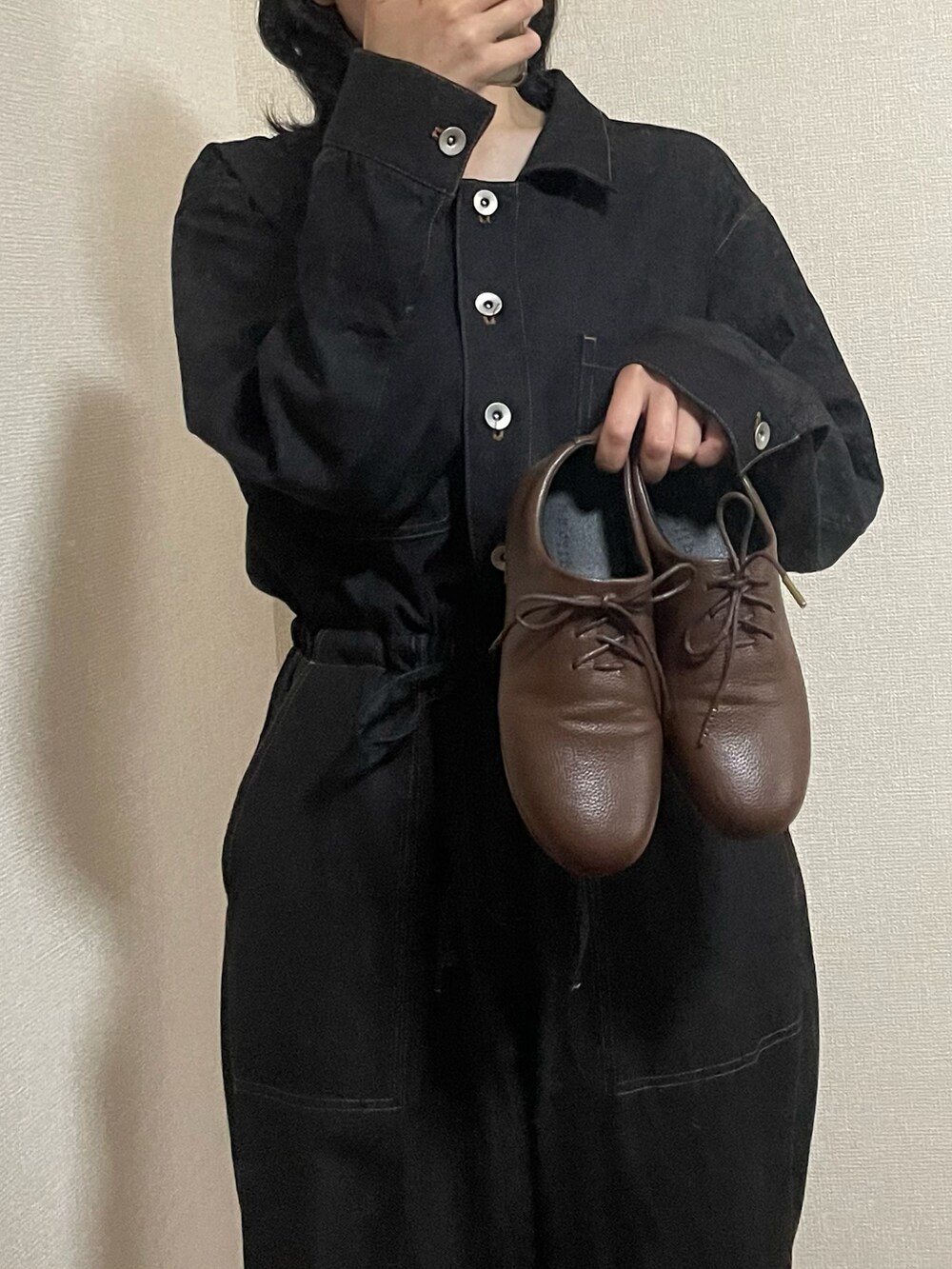 「unclip、ense、オールインワン、ジャンプスーツ、デニムコーデ、オーバーサイズ、バイカラー、革バッグ、スクエアバッグ、レザーシューズ、シンプル、ラフ、ゆるコーデ、オーバーオール、デニム オン デニム」｜「enseのsquare mini boston（バッグ、ブラウン系）」を使った、柚さん（レディース・156cm）の夏コーディネートの2枚目の写真