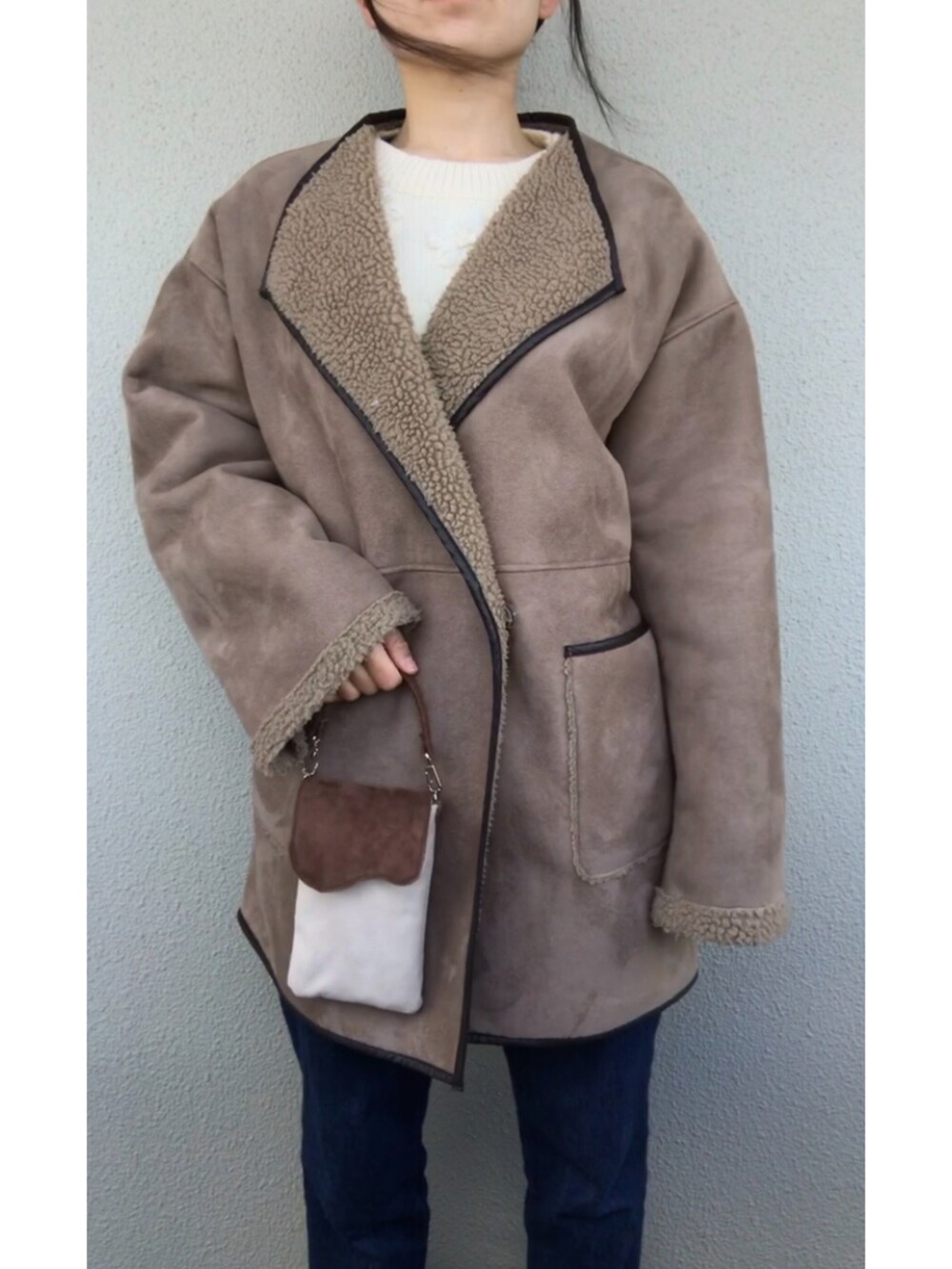 「pocher、guu、LEPSIM、ニット、花柄、白ニット、デニムパンツ、ストレートデニム、タックイン、ポシェット、冬コーデ、大人カジュアル、休日スタイル、ムートンコート、ブラウンコート」｜「LEPSIMのセンタープレステーパート　888241（その他パンツ、ブルー系）」を使った、柚さん（レディース・156cm）の冬コーディネートの2枚目の写真