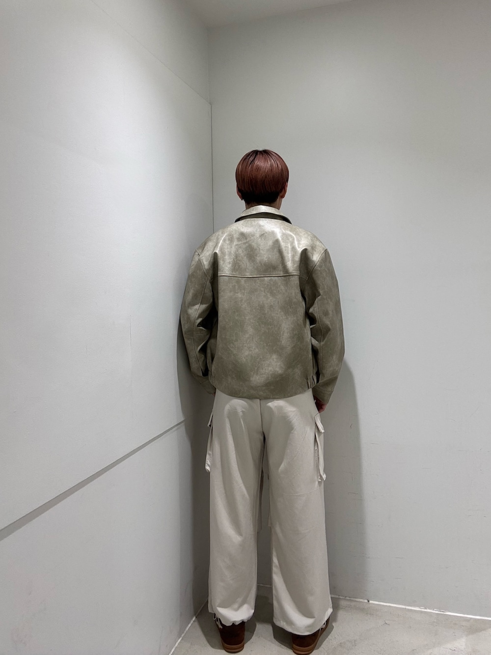 ホワイト系のスウェット、ベージュ系のブルゾン、ホワイト系のカーゴパンツを着用したメンズの冬コーディネートの3枚目の写真