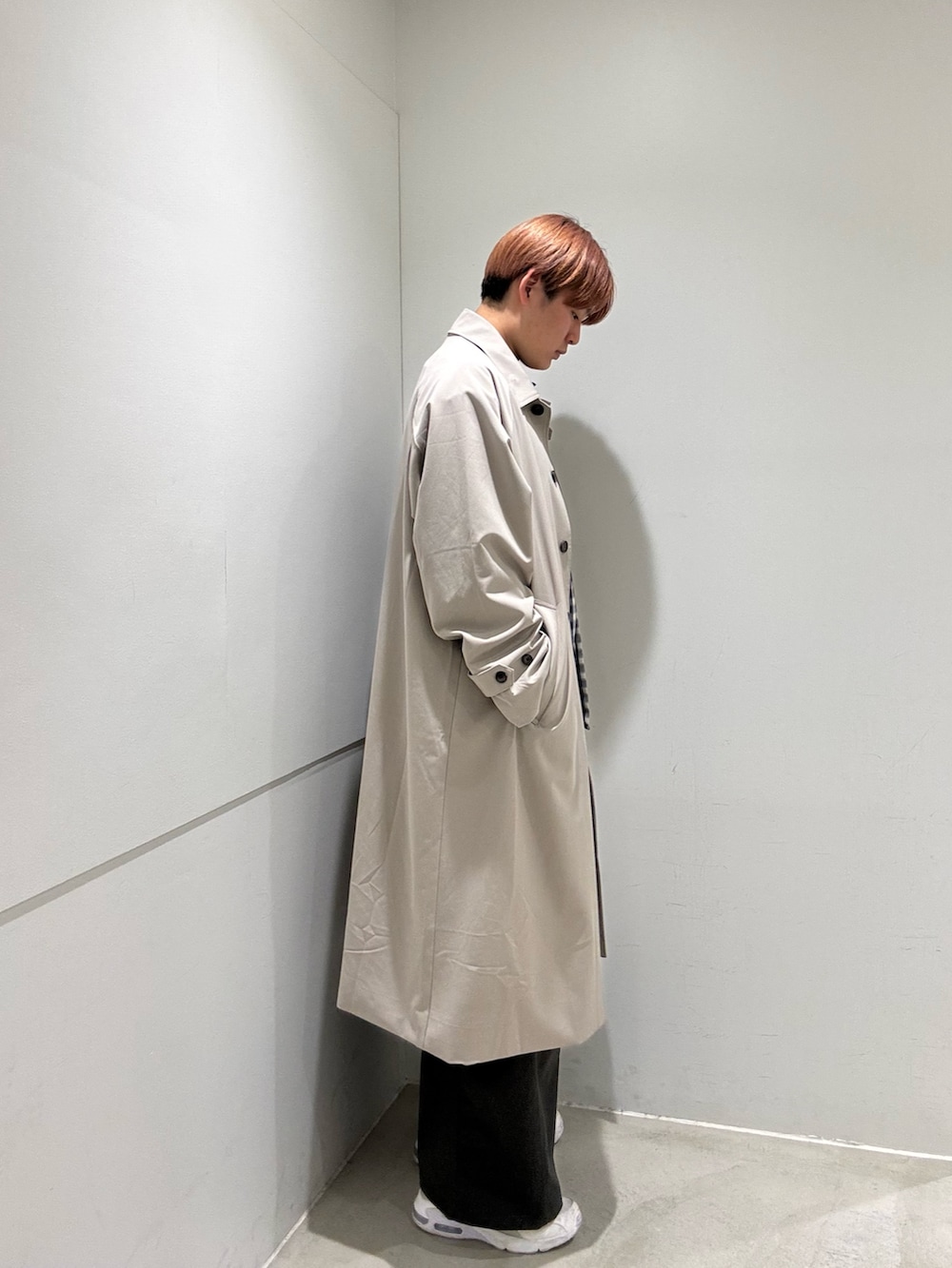 ブルー系のシャツ/ブラウス、グレー系のその他パンツ、ベージュ系のステンカラーコートを着用したメンズの冬コーディネートの2枚目の写真