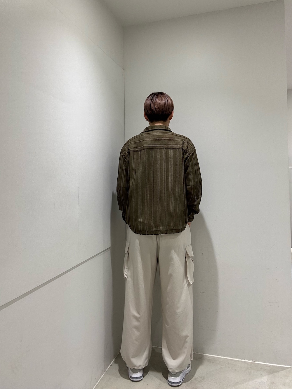 ホワイト系のTシャツ/カットソー、ブラウン系のシャツ/ブラウス、ホワイト系のその他パンツを着用したメンズの春コーディネートの3枚目の写真