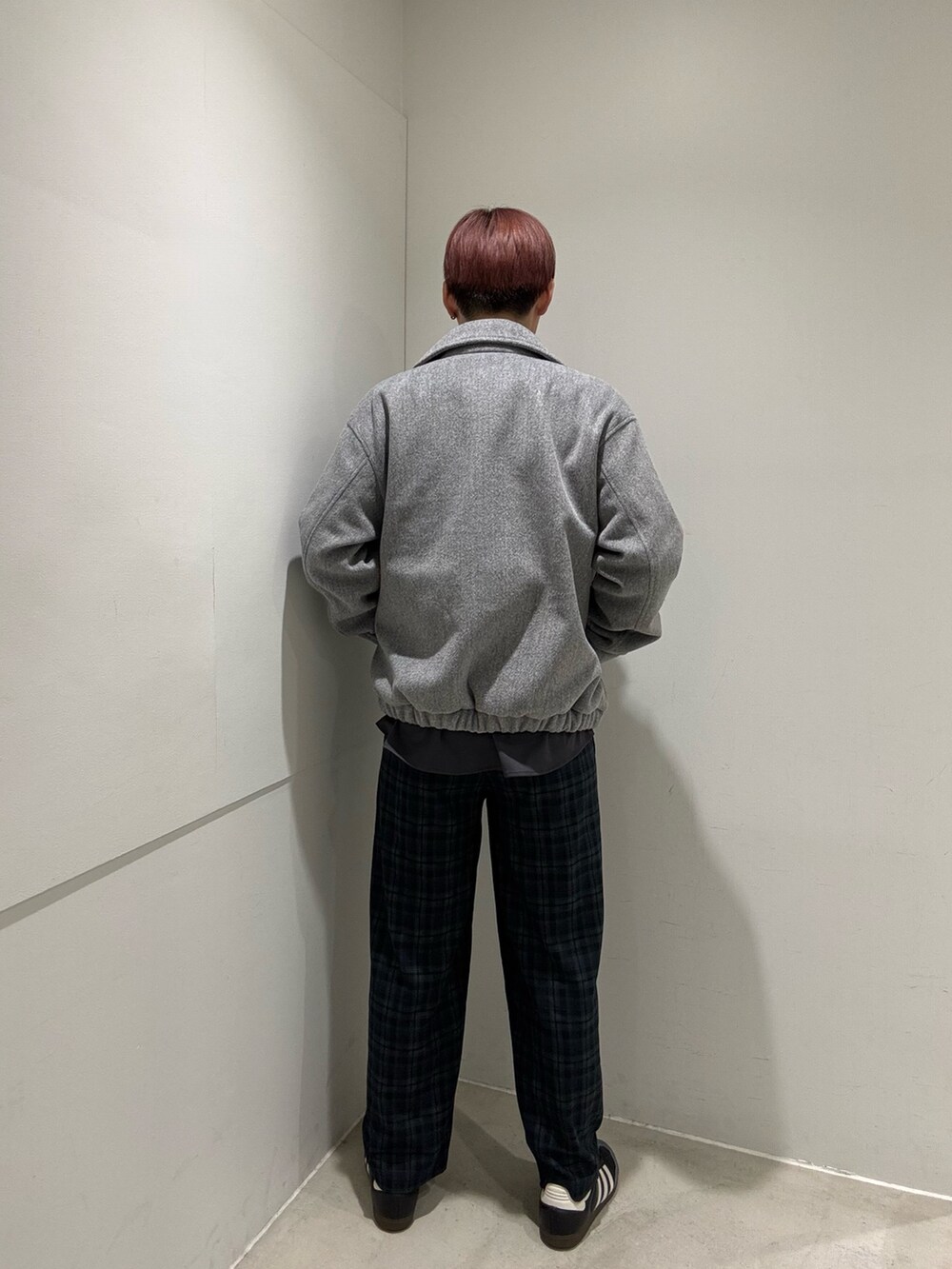 グレー系のシャツ/ブラウス、グレー系のブルゾン、ブルー系のその他パンツを着用したメンズの冬コーディネートの3枚目の写真