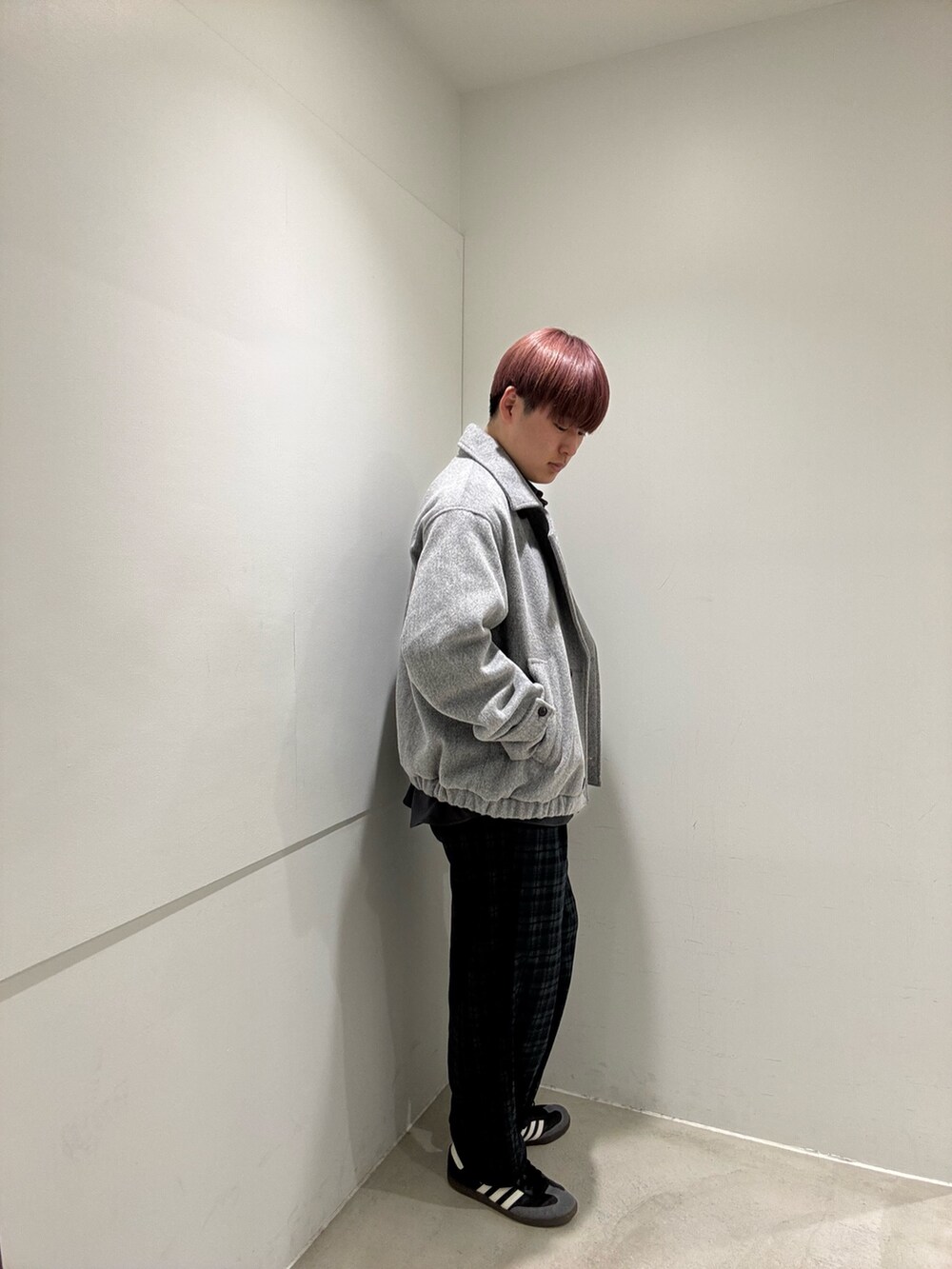 グレー系のシャツ/ブラウス、グレー系のブルゾン、ブルー系のその他パンツを着用したメンズの冬コーディネートの2枚目の写真