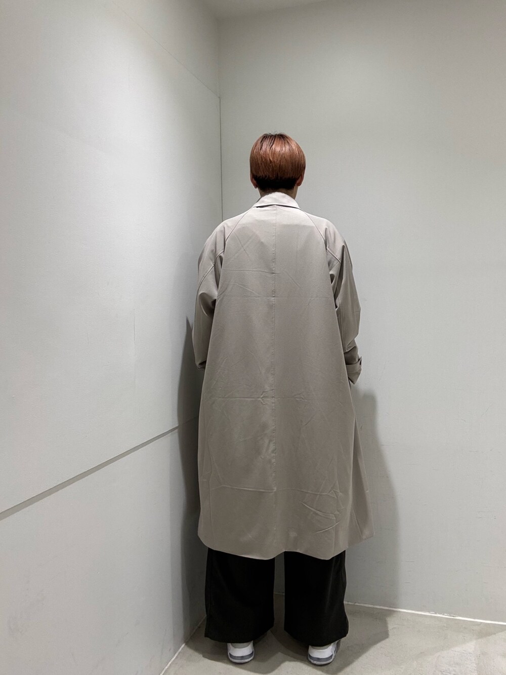 ブルー系のシャツ/ブラウス、グレー系のその他パンツ、ベージュ系のステンカラーコートを着用したメンズの冬コーディネートの3枚目の写真