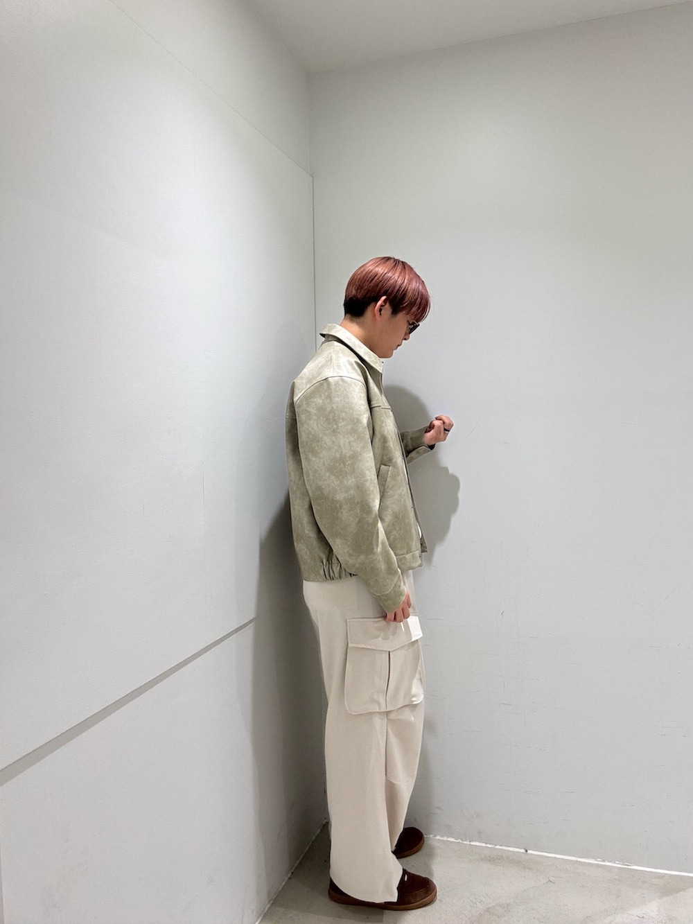 ホワイト系のスウェット、ベージュ系のブルゾン、ホワイト系のカーゴパンツを着用したメンズの冬コーディネートの2枚目の写真