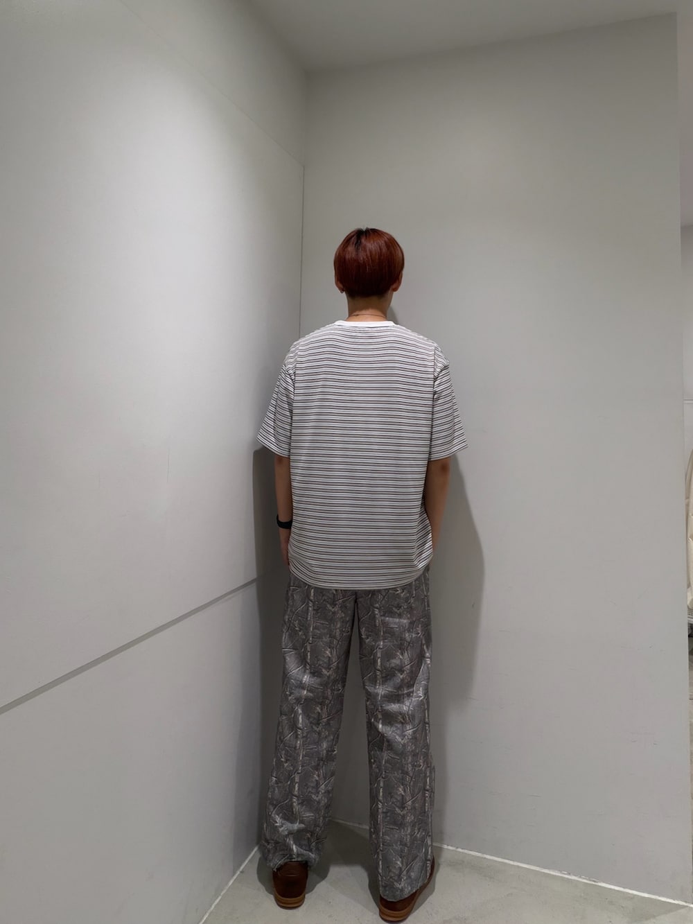 ホワイト系のTシャツ/カットソー、グレー系のその他パンツを着用したメンズの夏コーディネートの3枚目の写真
