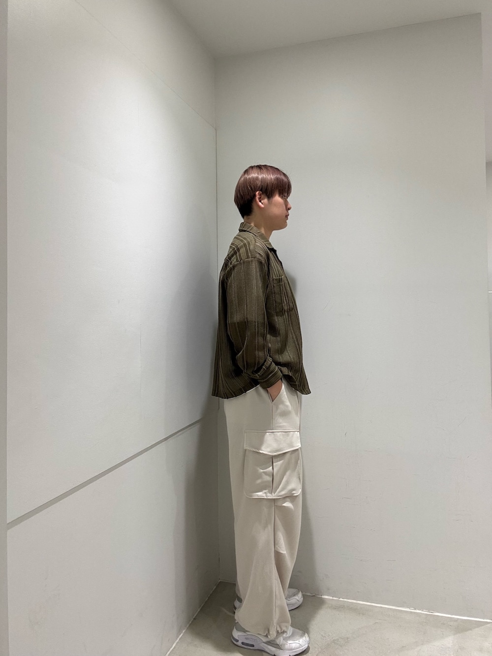 ホワイト系のTシャツ/カットソー、ブラウン系のシャツ/ブラウス、ホワイト系のその他パンツを着用したメンズの春コーディネートの2枚目の写真