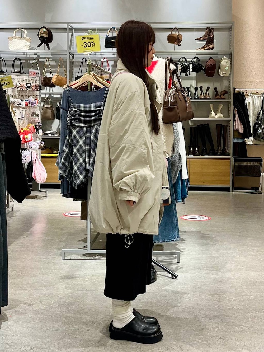 ホワイト系のブルゾン、ブラック系のサンダル、ピンク系のボストンバッグを着用したレディースの秋コーディネートの5枚目の写真