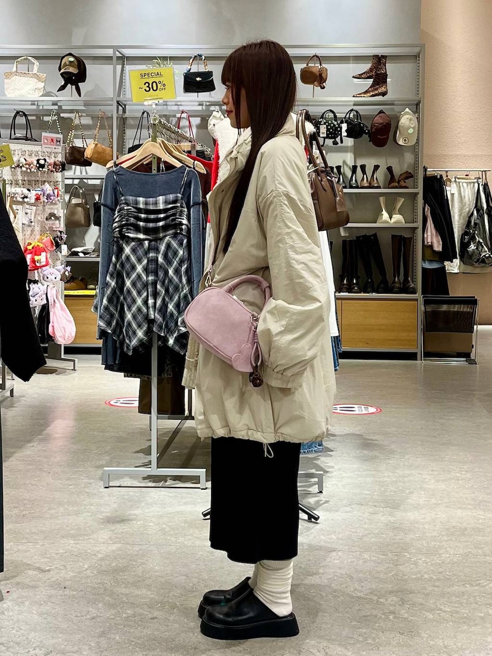 ホワイト系のブルゾン、ブラック系のサンダル、ピンク系のボストンバッグを着用したレディースの秋コーディネートの3枚目の写真